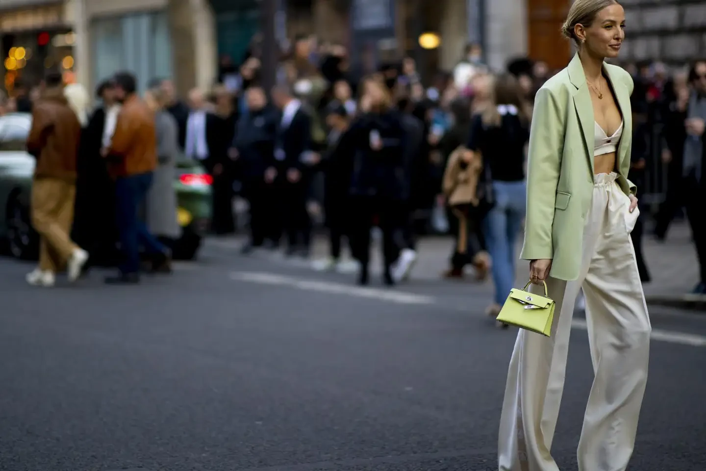 Chic sac Hermès Mini Kelly vert clair, porté par Léonie Hanne