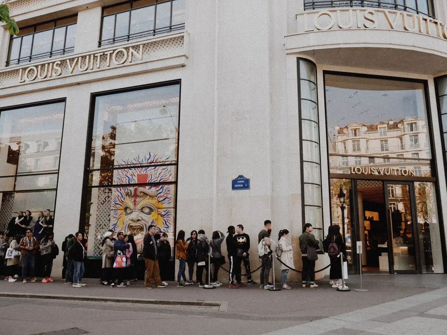 Les marques de luxe comme Louis Vuitton sont-elles moins chères à Paris et en Europe ?  Oui!