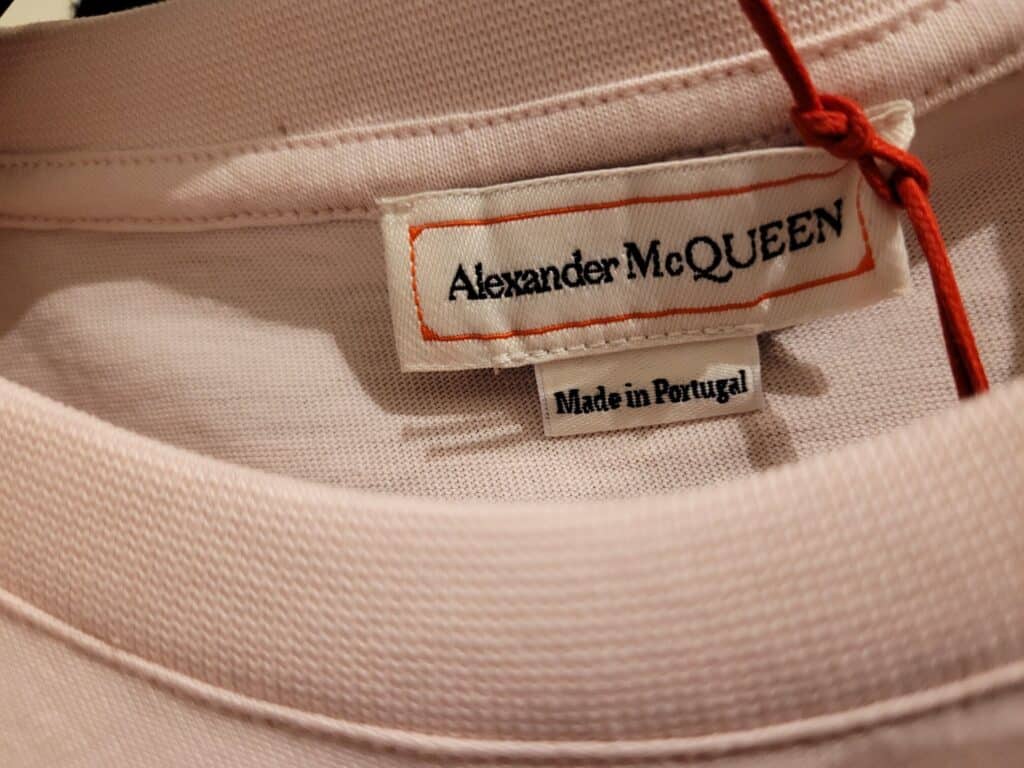 Alexander McQueen est-il fabriqué au Portugal ?