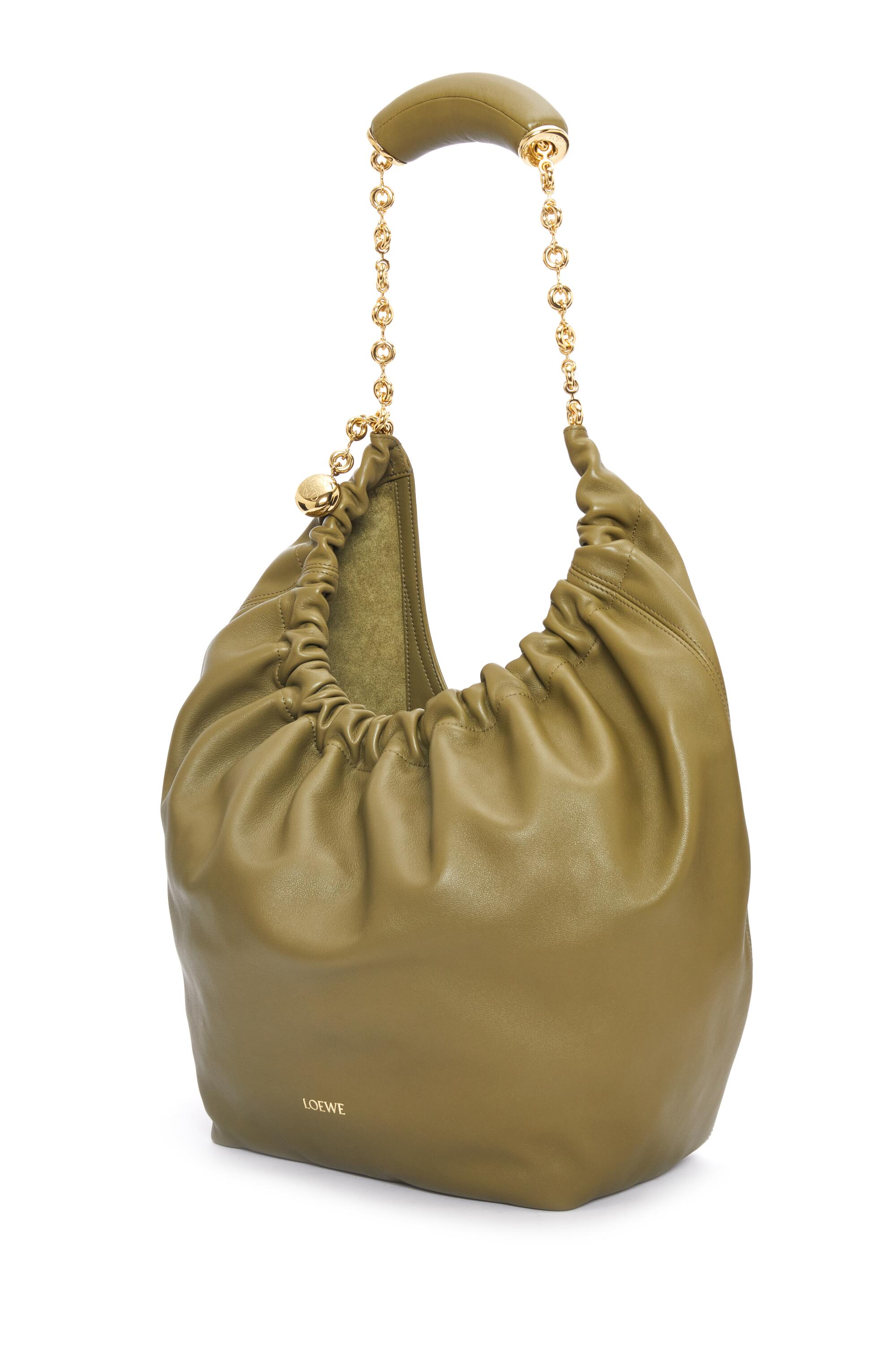Loewe Squeeze Bag, 3 950 $ pour un petit, 4 550 $ pour un moyen. Loewe fait juste bien la ruche.  Offert en quatre couleurs sophistiquées