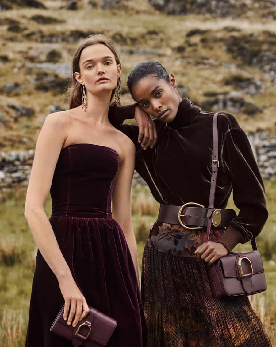 deux femmes portant des robes marron foncé avec des sacs en cuir marron