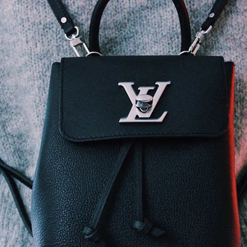 Lequel est le plus cher entre Chanel et Louis Vuitton